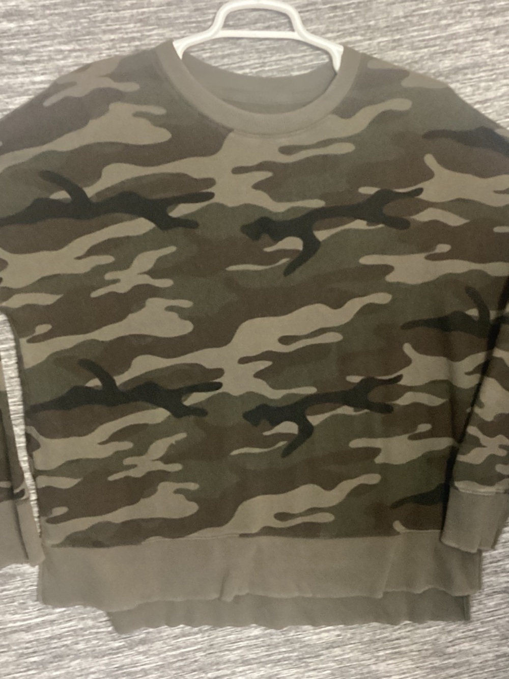 Time and Tru Men's Olive & Dark Green Camo Crewneck